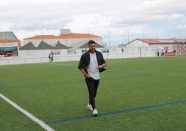 Luismi, caminando hacia el banquillo antes del comienzo del partido.