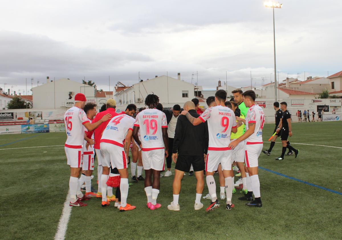 Los jugadores y el cuerpo técnico del Llerenense, apiñados tras el partido ante el Numancia.