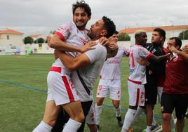 El autor del gol del triunfo, Juanpe, lo celebra con su entrenador, Luismi Álvarez, en la banda.