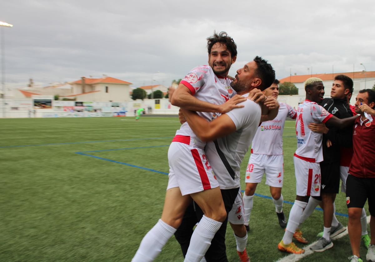 El autor del gol del triunfo, Juanpe, lo celebra con su entrenador, Luismi Álvarez, en la banda.