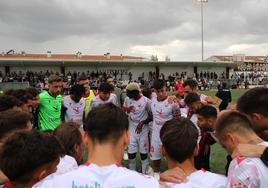 JUgadores y resto del cuerpo técnico atienden una charla de Luismi tras el partido contra el Mensajero.