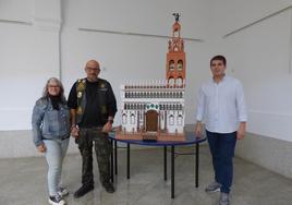 La maqueta de la iglesia de la Granada de un emigrante llerenense llega a la localidad