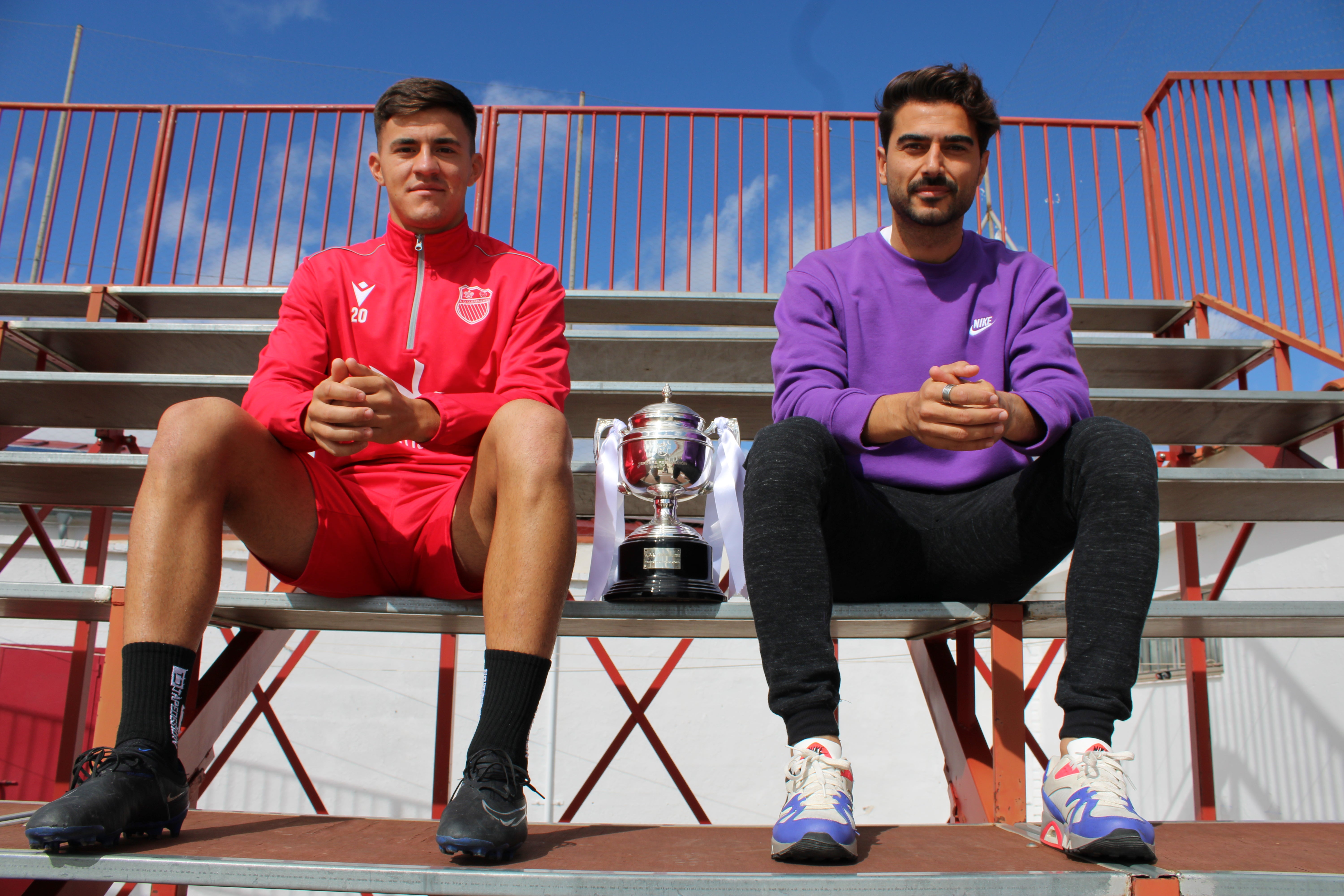 Guerrero y Tomé, en el Robina con el trofeo de campeón de Tercera.