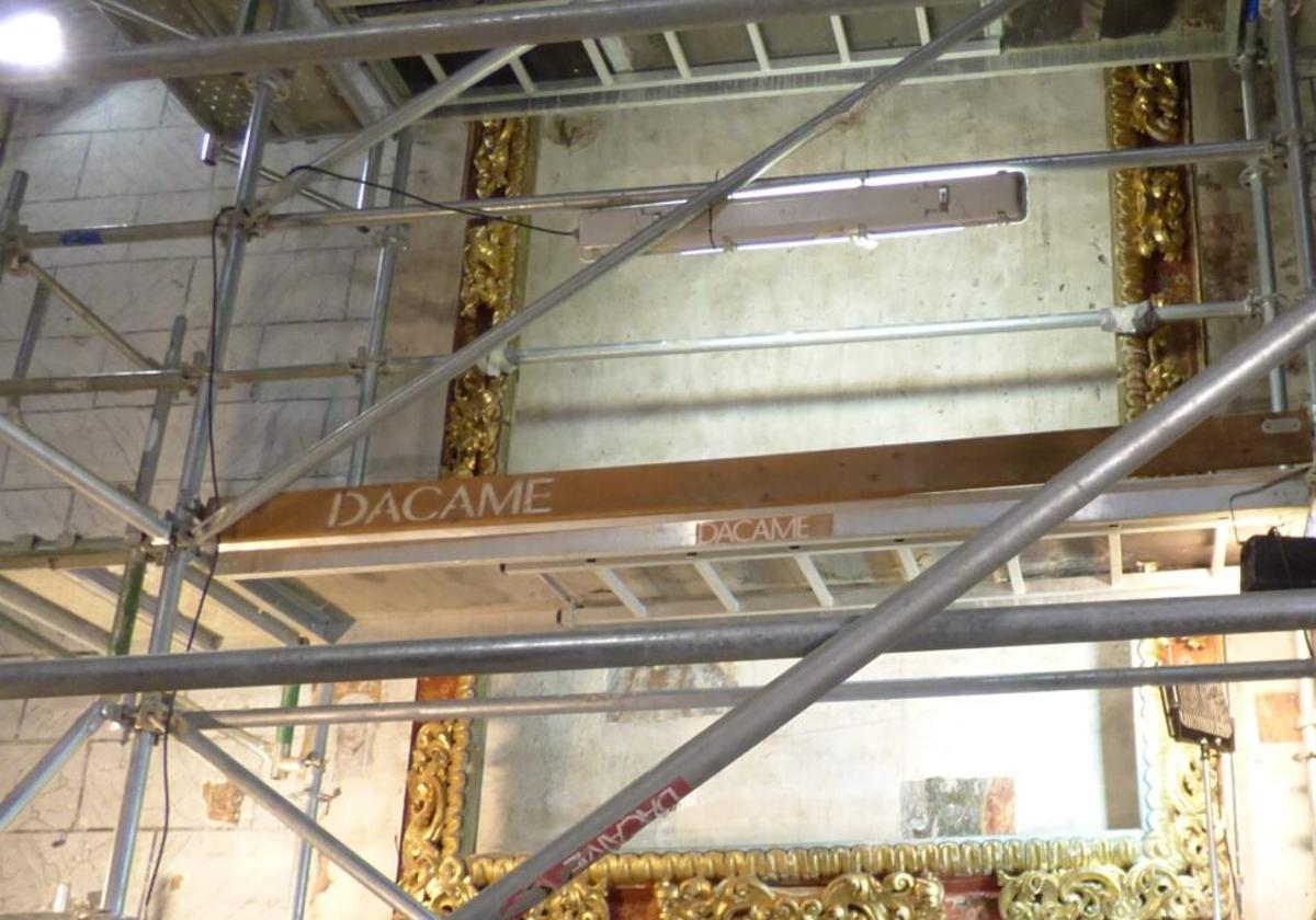Salen a la luz pinturas del siglo XV en el retablo de la iglesia de Santiago