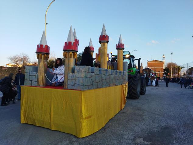 Paso de la cabalgata por el Parque de Bomberos.