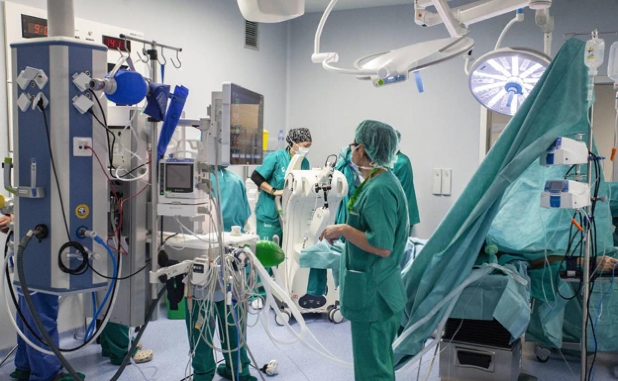 Profesionales sanitarios preparando una operación en el hospital San Pedro de Alcántara de Cáceres. 