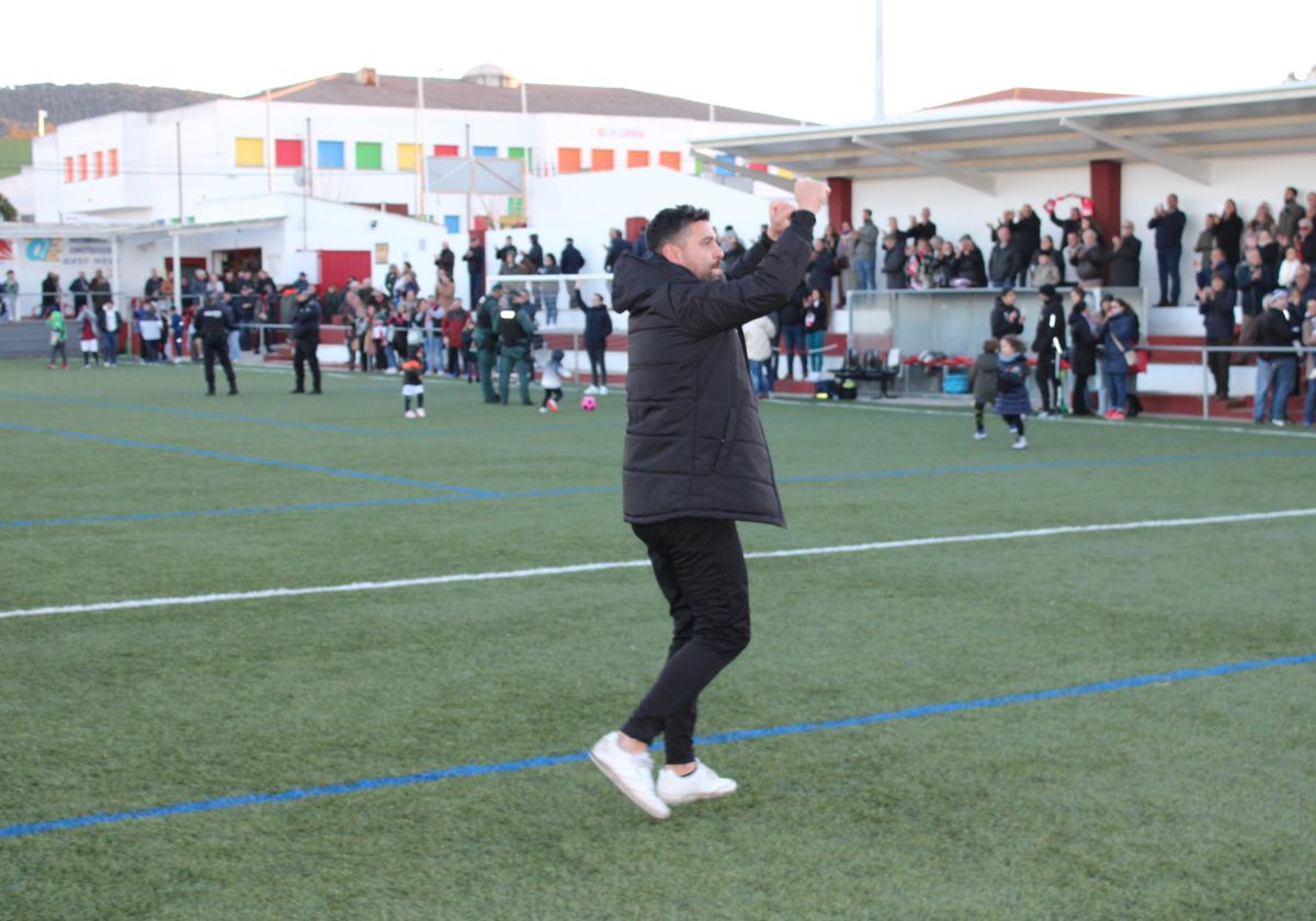 Luismi celebra el triunfo con la grada.