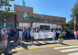 Manifestación frente al Hospital de Llerena, en una imagen de archivo.
