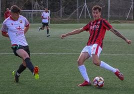 Acción del duelo entre el Unión Adarve y el Llerenense disputado este domingo.