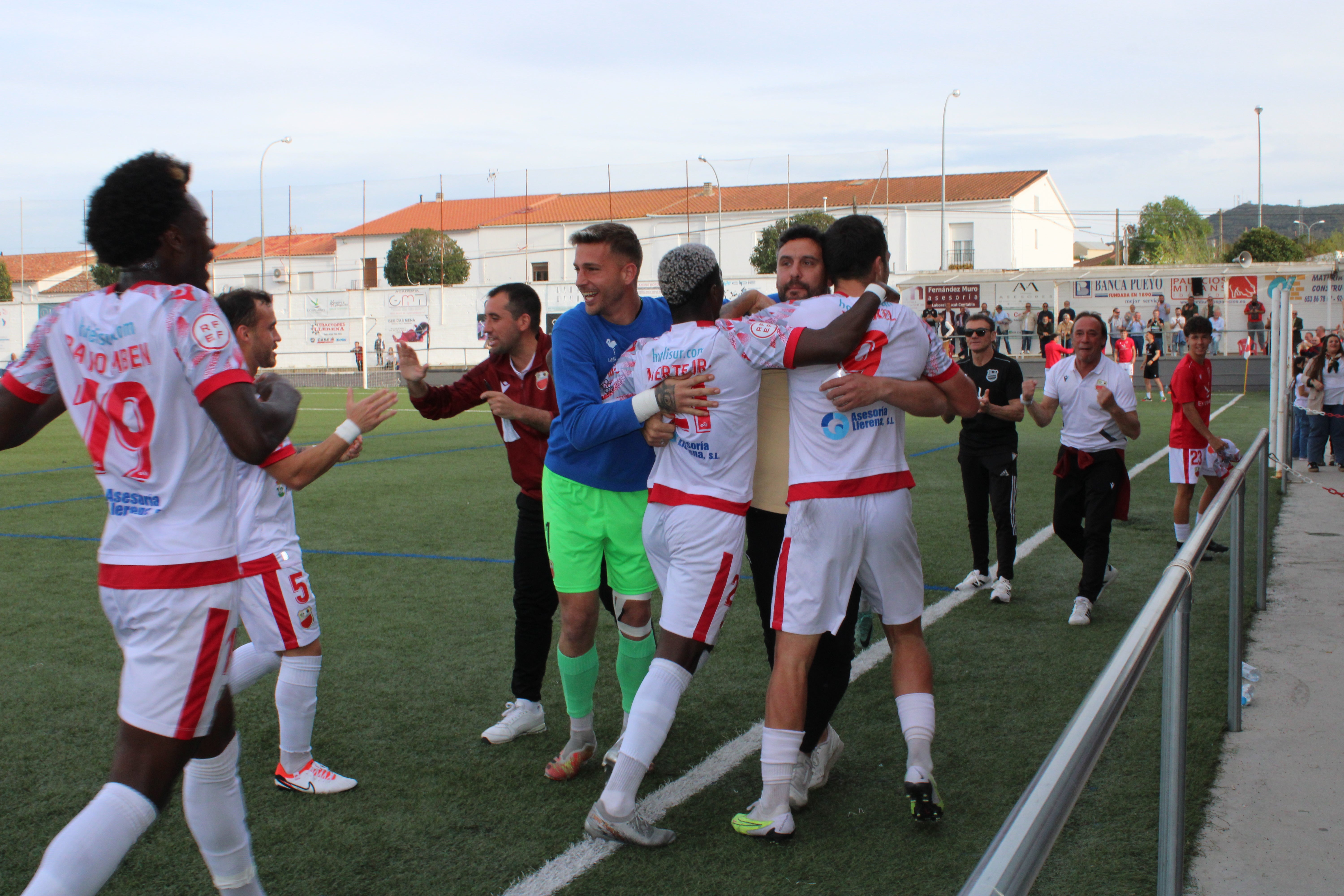 Jugadores y cuerpo técnico del Llerenense celebran el gol de la victoria.