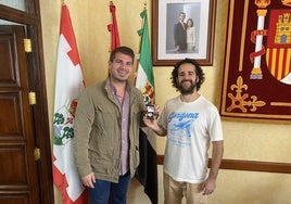 Agustín Ostos entrega la insignia a Daniel Lara, alcalde de Llerena.