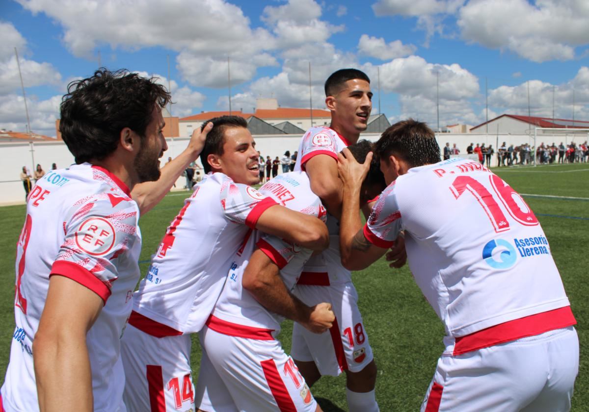 Celebración de los jugadores del Llerenense del tercer gol al Montijo, segundo de Dani Martínez.