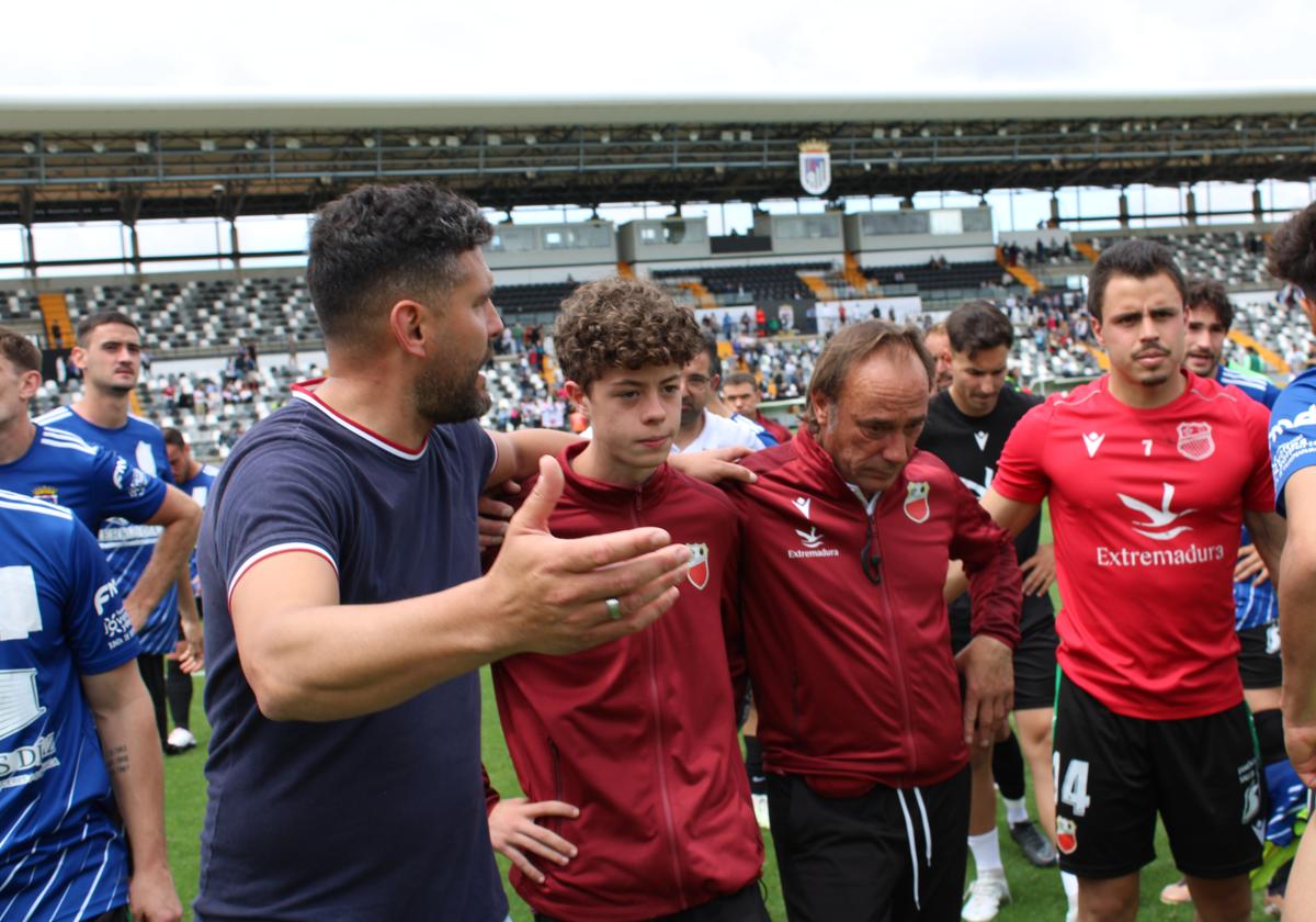 Luismi habla con su equipo tras el descenso.