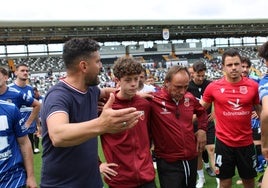 Luismi habla con su equipo tras el descenso.