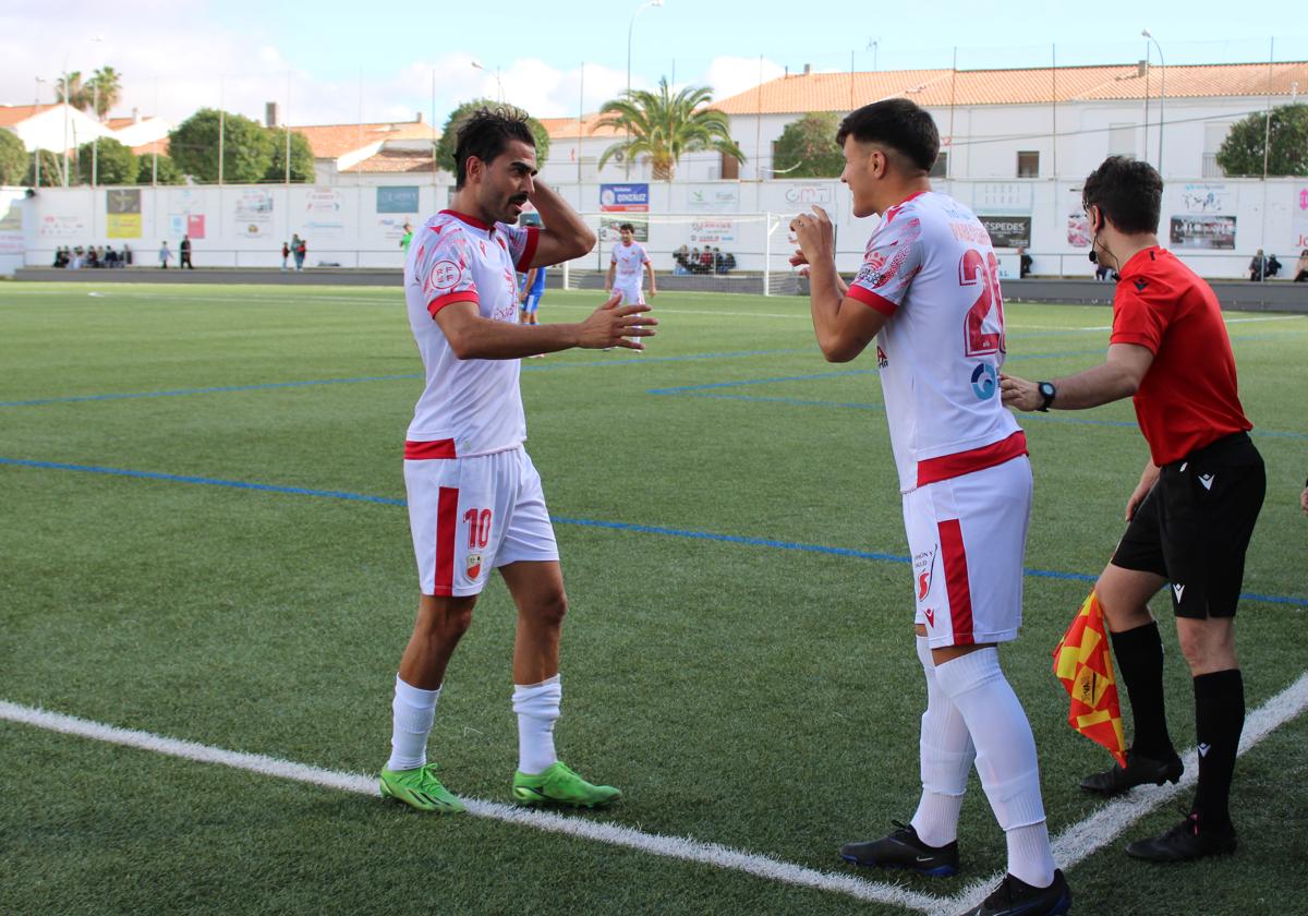 Mario Tomé sale del terreno de juego en un partido de la pasada temporada.