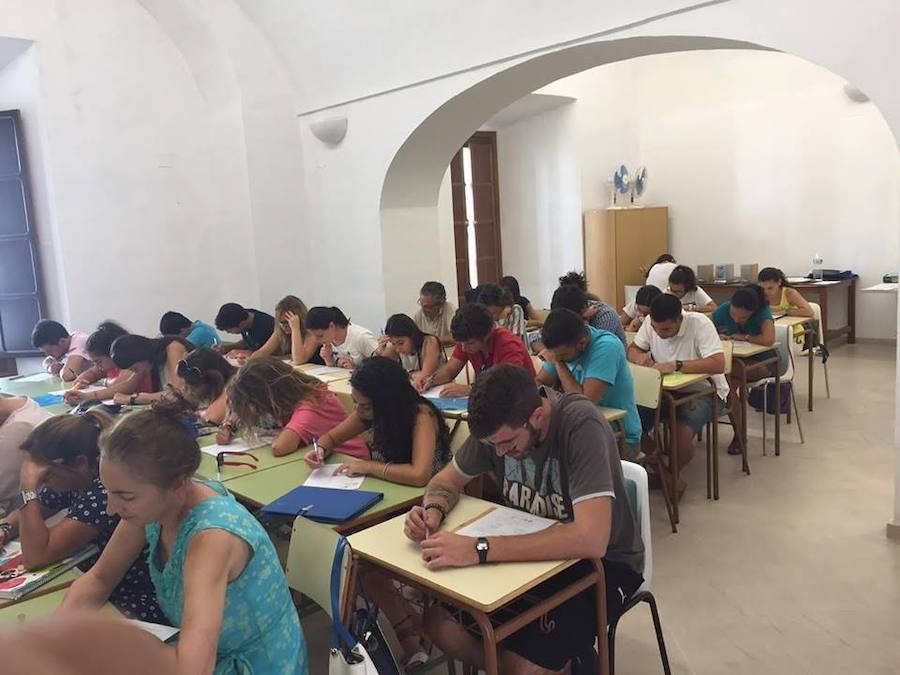 Alumnos realizando una prueba de nivel en el Centro Local de Idiomas