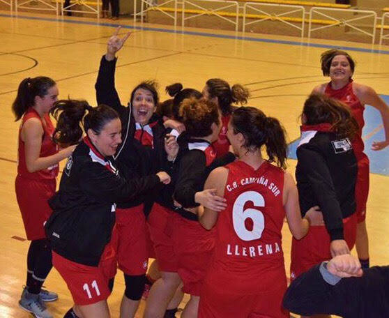 Celebración de las "llerenitas" tras lograr el pase a la final 