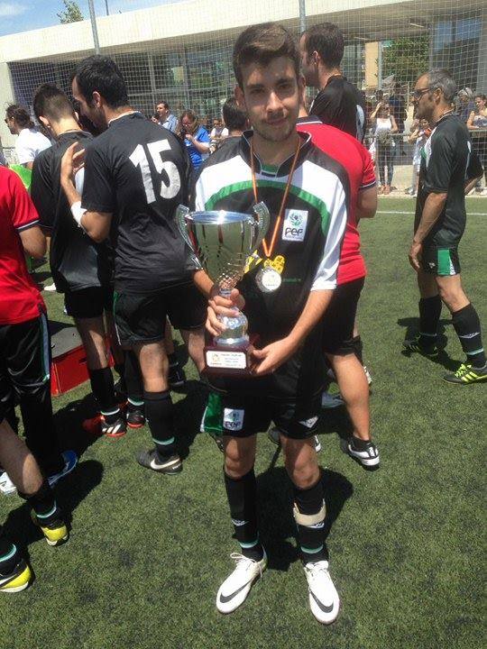 Antonio con su trofeo 