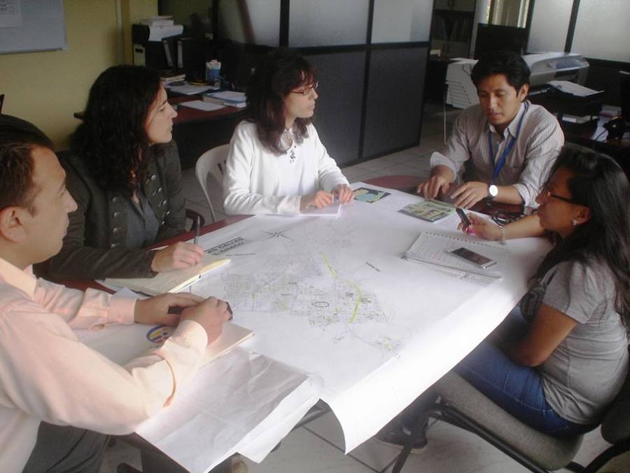 La arquitecta técnica municipal está en Ecuador para colaborar en el desarrollo urbanístico de la zona