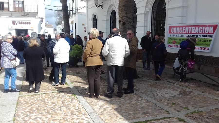 Manifestantes a favor de pensiones dignas en Llerena