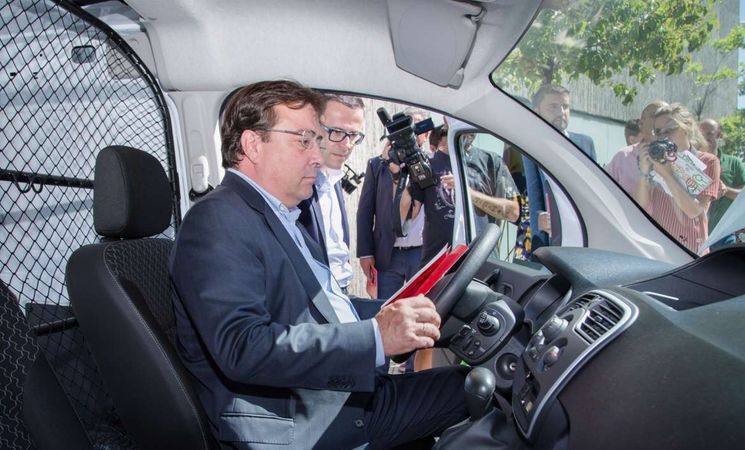 El presidente de la Junta y la Diputación de Badajoz durante la presentación del plan Movem