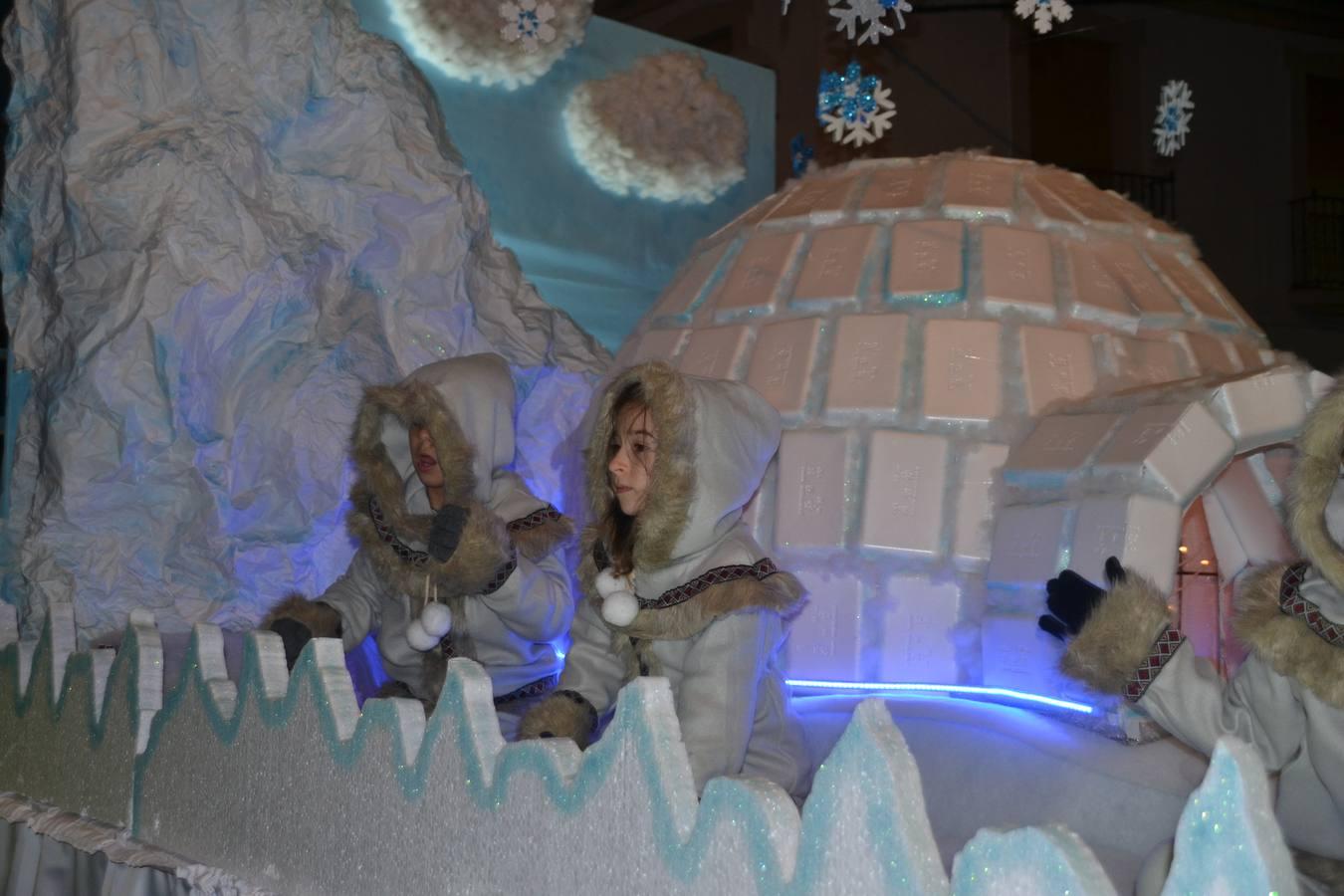 Nueve Carrozas y más de 100 niños en ellas que lanzaron una tonelada de caramelos en la noche de la ilusión.