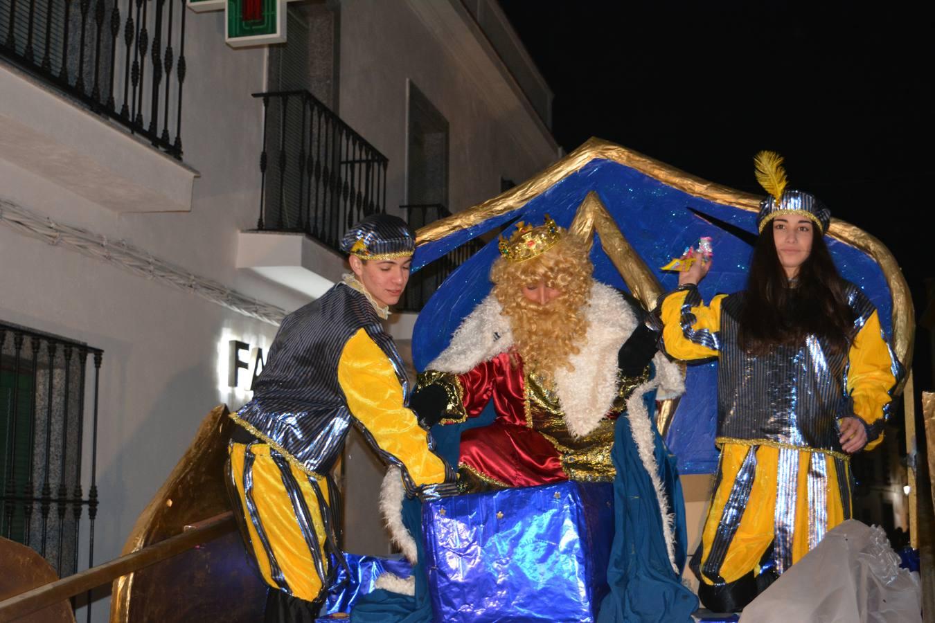 Nueve Carrozas y más de 100 niños en ellas que lanzaron una tonelada de caramelos en la noche de la ilusión.