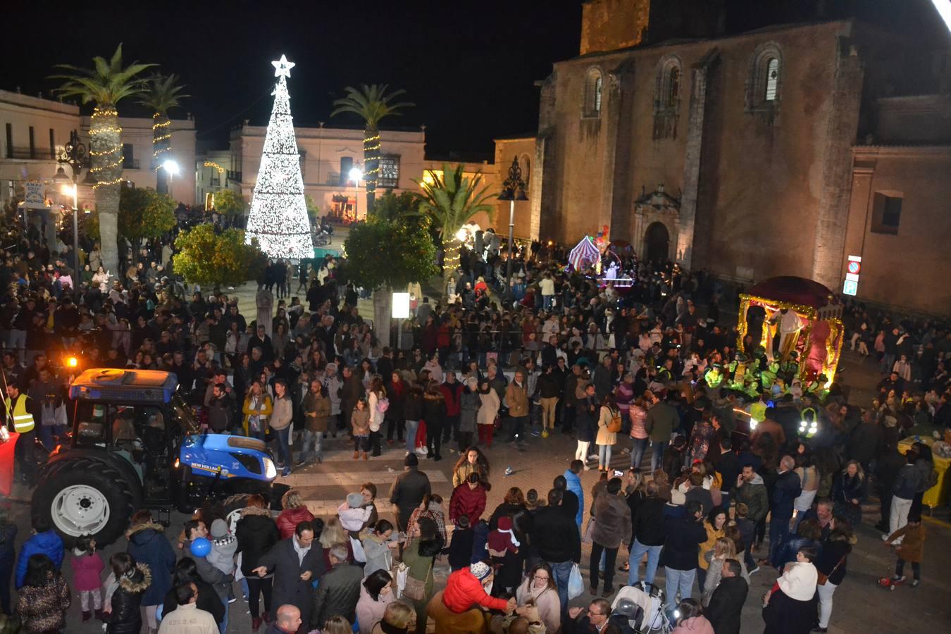 Nueve Carrozas y más de 100 niños en ellas que lanzaron una tonelada de caramelos en la noche de la ilusión.