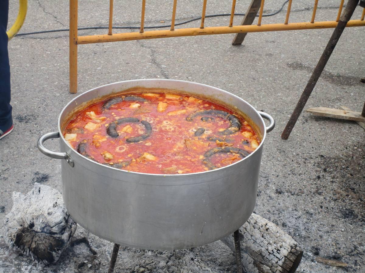 Se sirvieron las migas por la mañana y las pruebas de los cochinos a mediodía