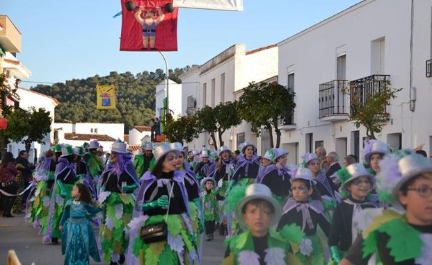 Verde Ilusion, uno de los dos grupos ganadores a su paso por la calle Isaac Peral, decorada por los vecinos 