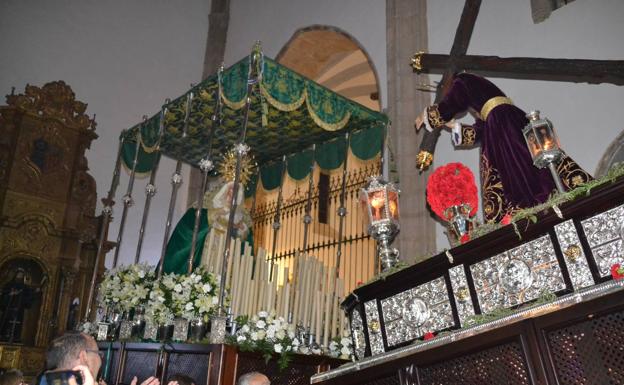 Encuentro del Nazareno y la Esperanza en el interior del templo 