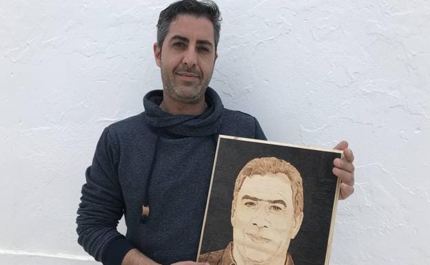 Jenaro con el último de sus trabajos, un retrato de su padre 