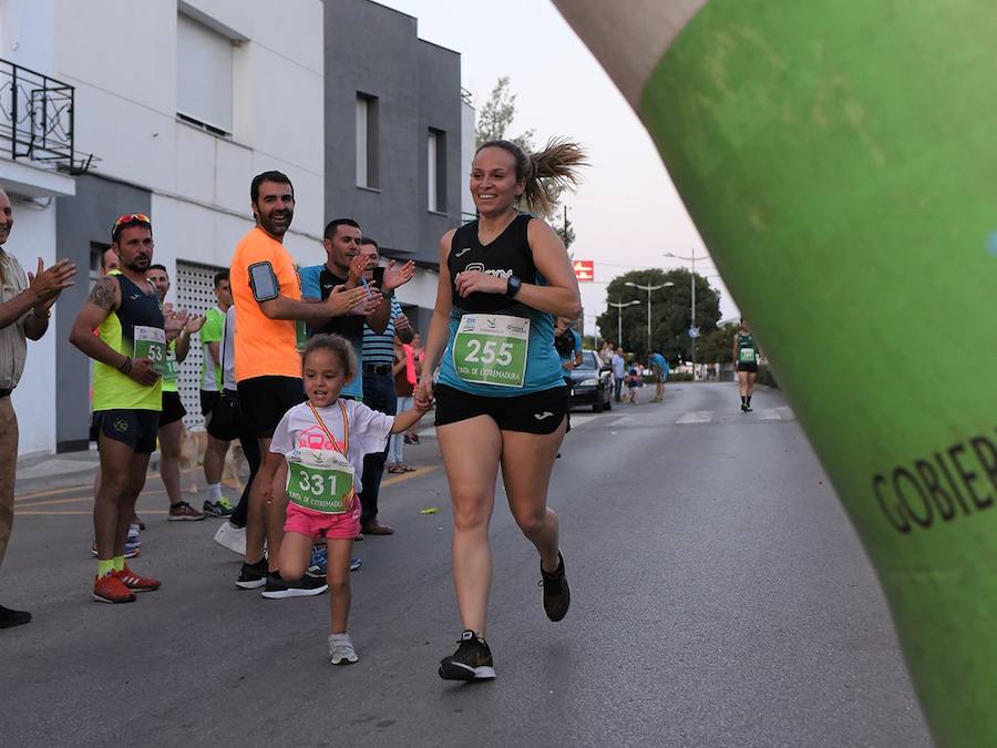 Raquel, acompañada de su pequeña, entraba en meta muy satisfecha. FOTO ISA SERRANO FOTOGRAFÍA