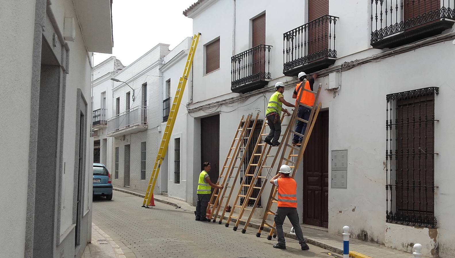 Una de las compañías grapeando cables 