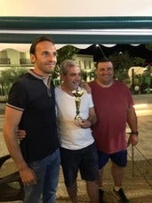 Javier Adamez recoge uno de los trofeos de la mano de Pedro Aguilar (organizador del campeonato) y Sabino Sánchez (Concejal de Deportes)