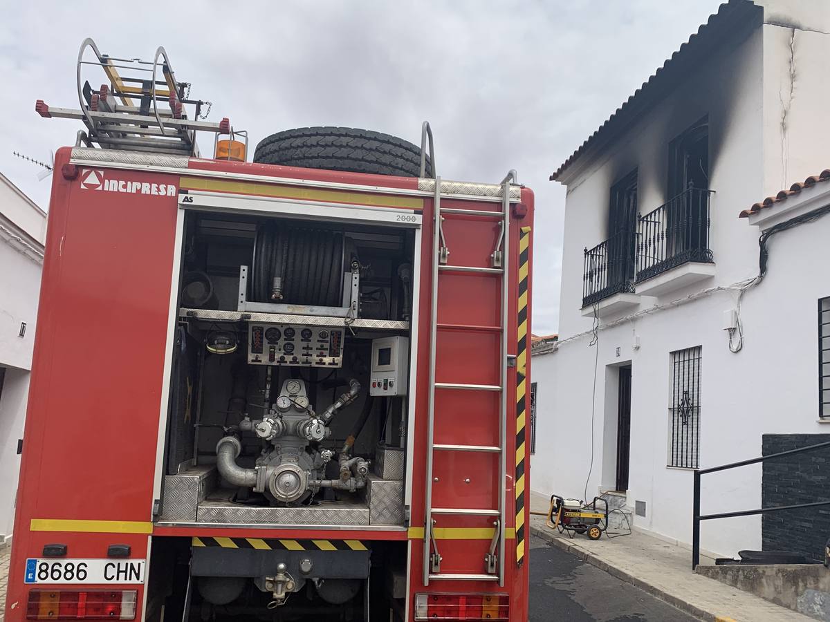 Un pavoroso incendio destruye la parte alta de una casa en la calle San  Cristóbal en las traseras del parque 