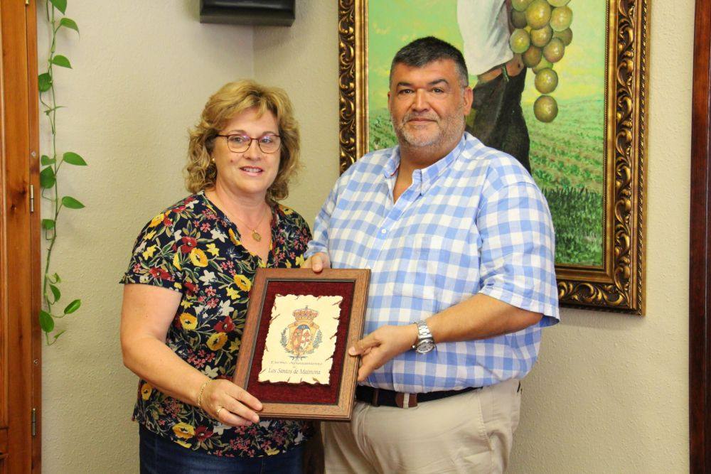 Entrega de una placa por parte del alcalde 