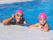 Diferentes edades y estilos se dieron cita en la piscina santeña con un mismo objetivo. 