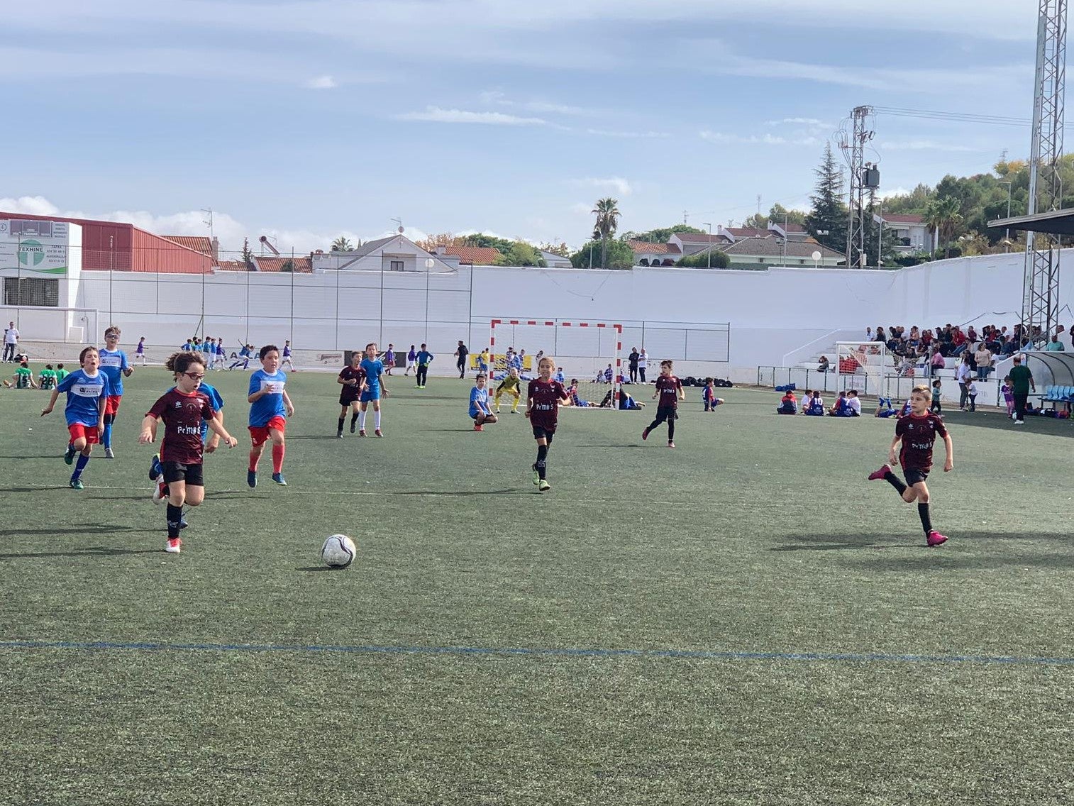 Multitud de partidos se disputaron en el campo de césped artificial y en la pista del frontón