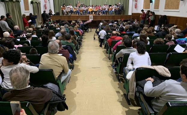 Mcuho público en la Casa de la Cultura para ver las actuaciones 