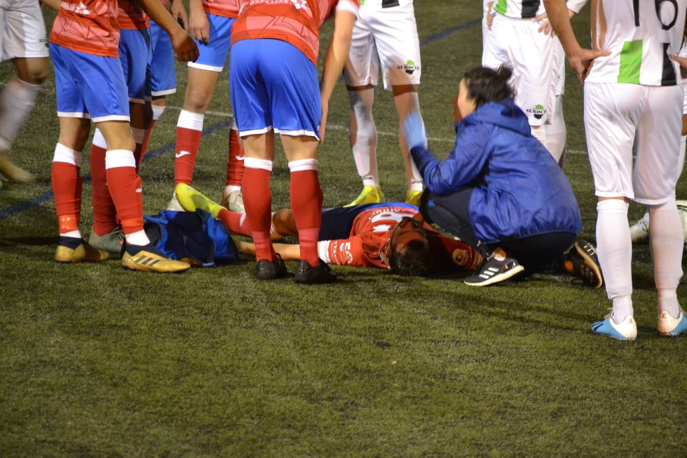 Luis Guerrero atendido por la Fisio del Zalamea 