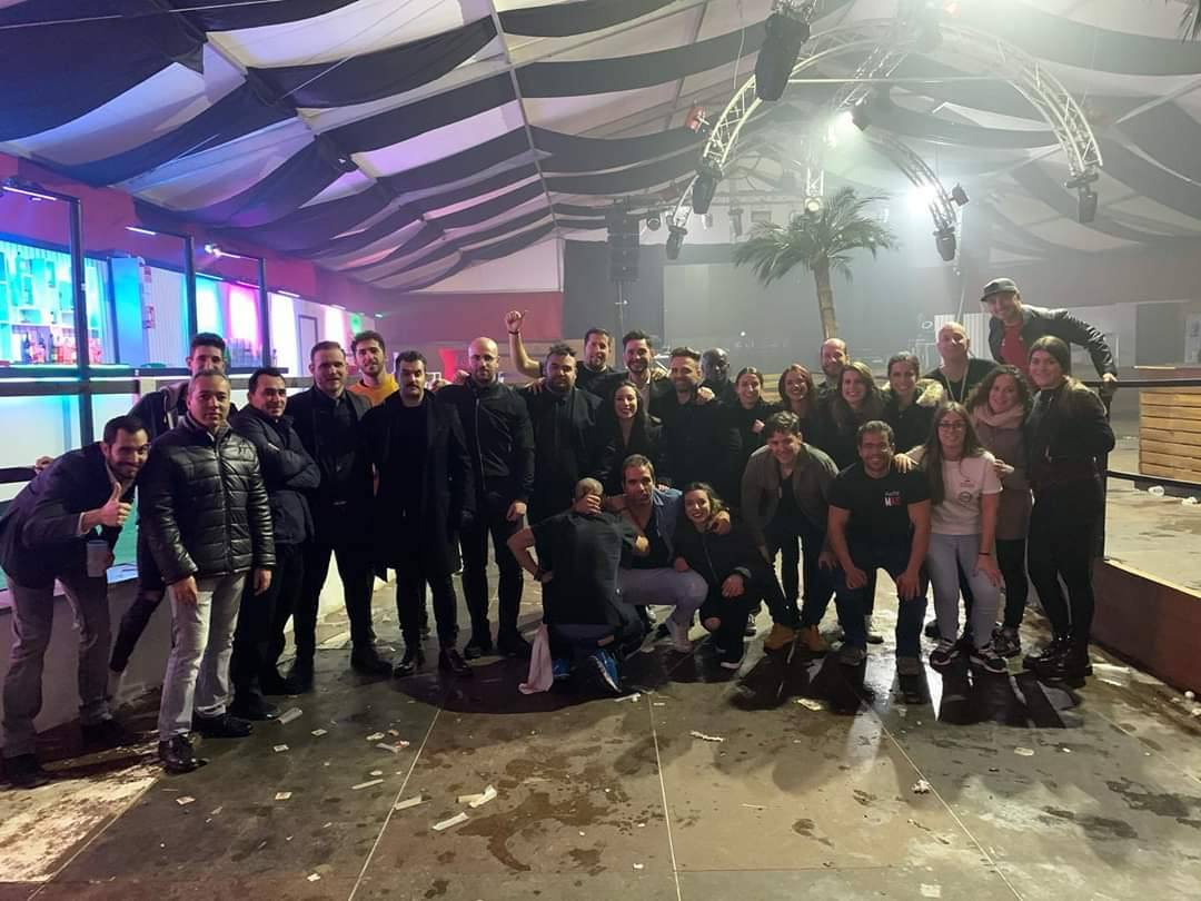 Equipo de trabajadores de la Carpa Mas que Una Carpa monntada en la Sierra y que se llenó de jóvenes. 
