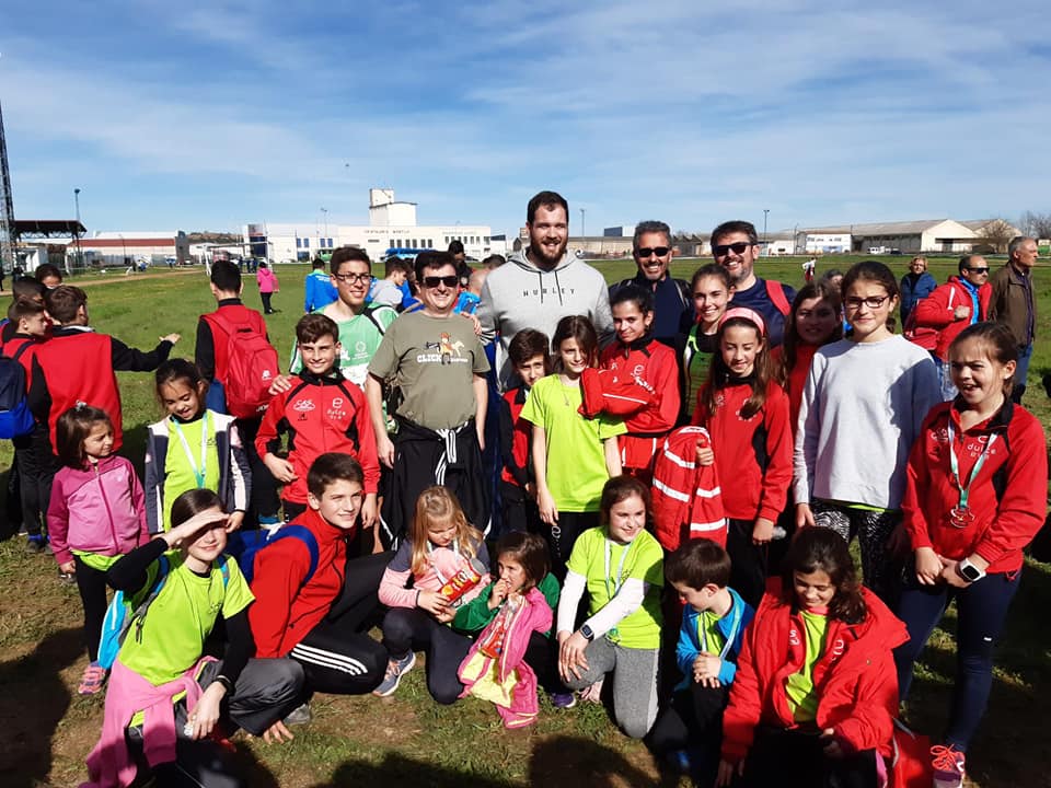 Hace solo unos días la familia del club santeño compartía jornada con el gran lanzador Javier Cienfuegos en el campeoanto de Extremadura de campo através 