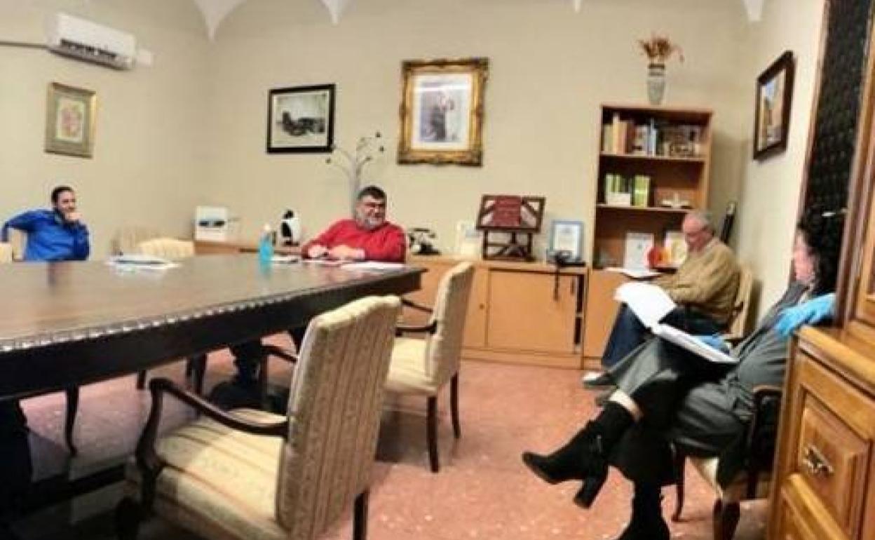 Reunión en la sala de juntas con las medidas de seguridad 