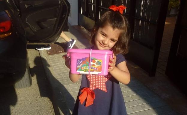Otra de las alumnas con su regalo 