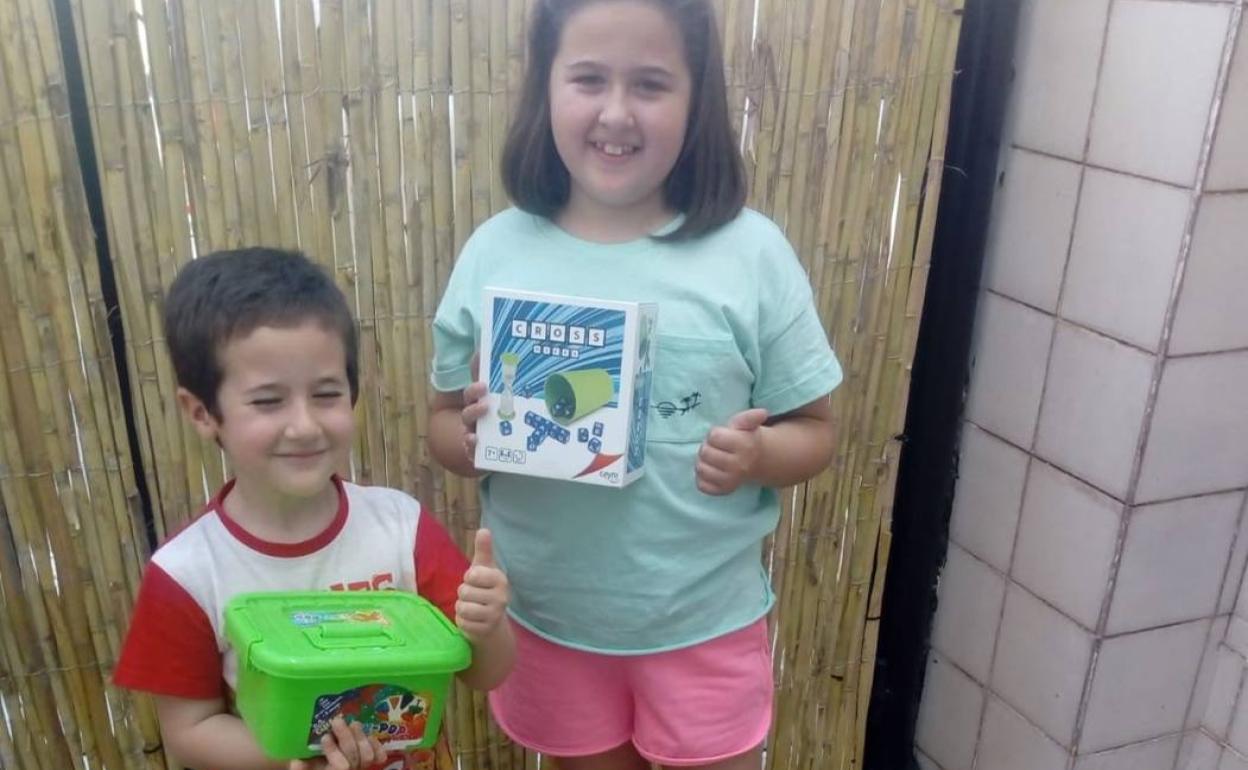 Dos de los alumnos con sus regalos 
