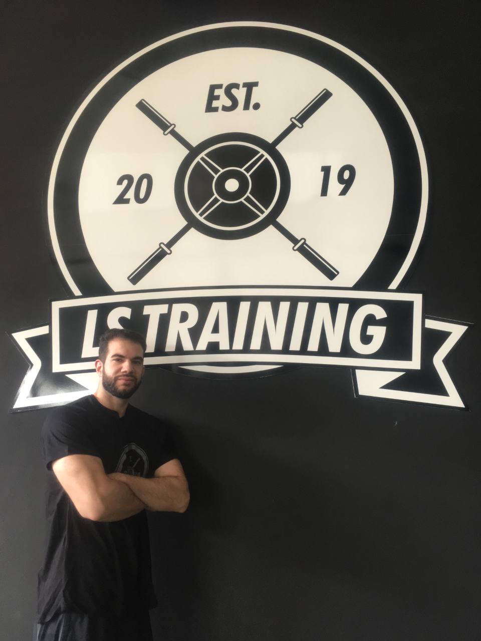 Narciso junto a la imagen de su proyecto deportivo