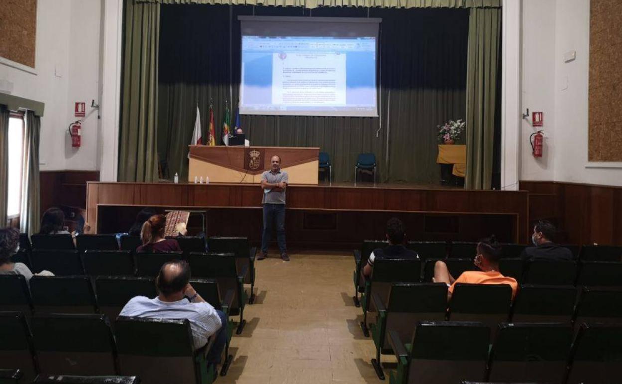 El concejal Antonio Marín informó a los interesados de estas ayudas 