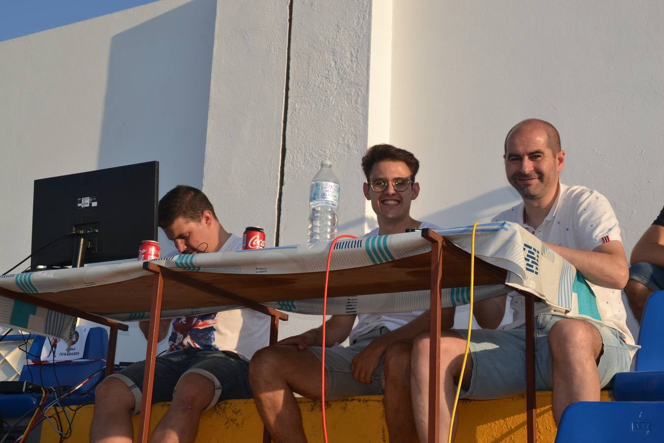 Terry, Santi y Loren en la mesa de transmisiones 
