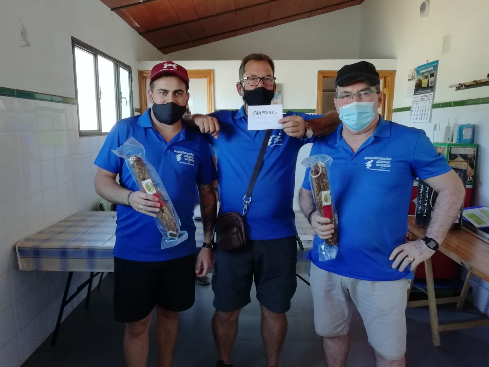 Padre e hijo recogen el gustoso trofeo de cmapeones 